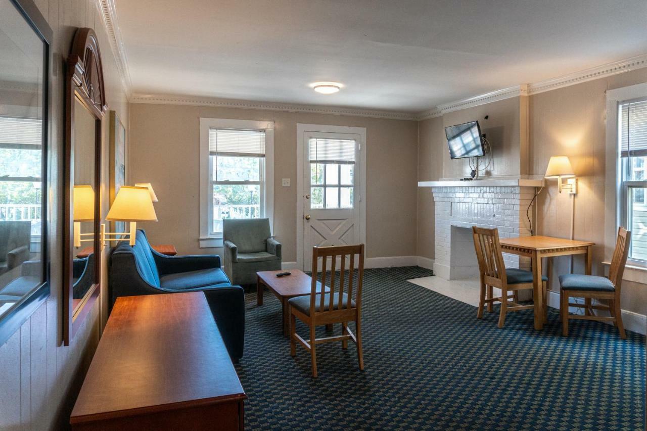 The Admiral Hotel/motel Motel